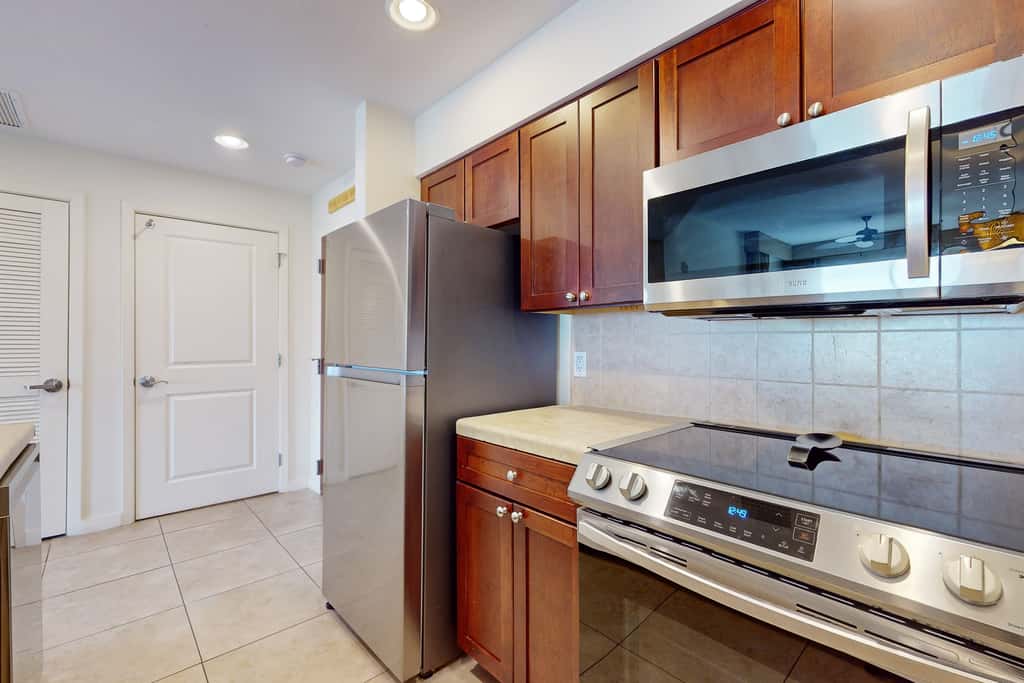 Sparkling Luau II condo with marina, pools, tennis & golf