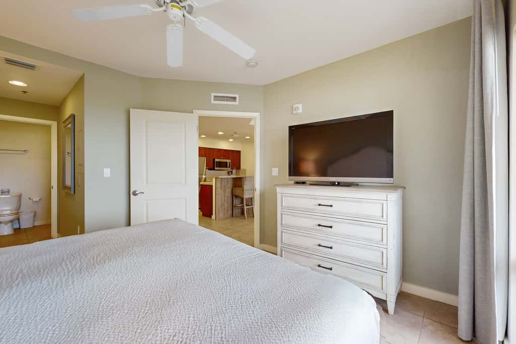 Sparkling Luau II condo with marina, pools, tennis & golf