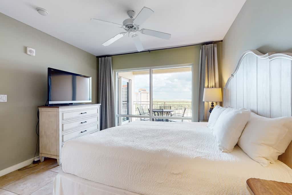 Sparkling Luau II condo with marina, pools, tennis & golf