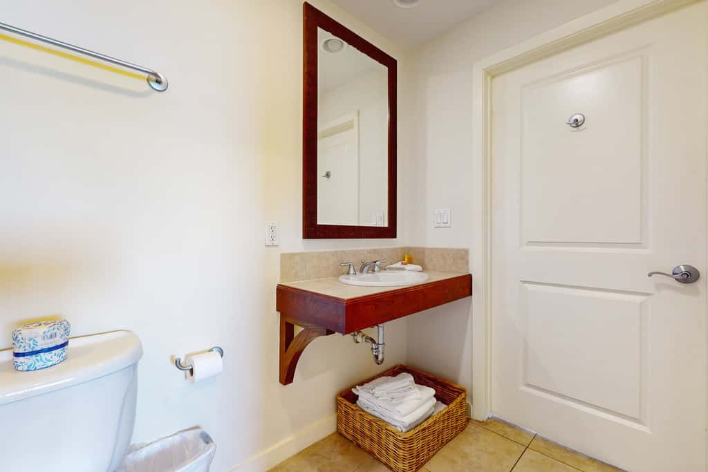 Sparkling Luau II condo with marina, pools, tennis & golf