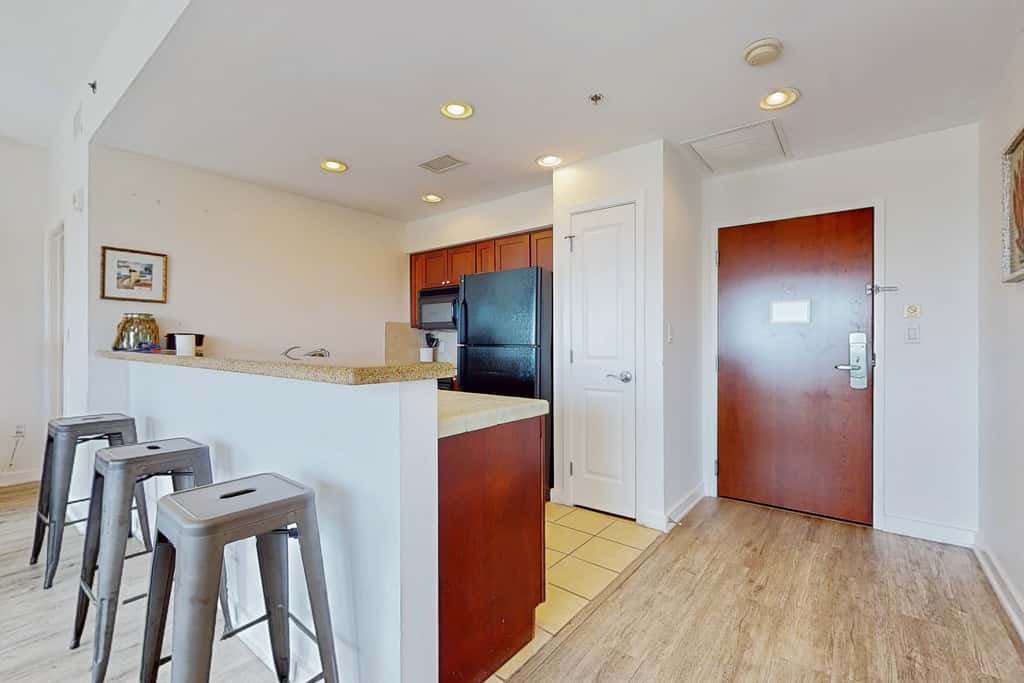9th-floor condo with lagoon pool, hot tub & large balcony
