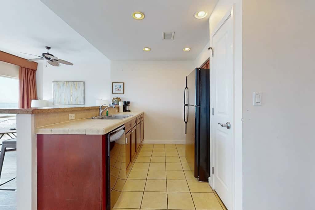 9th-floor condo with lagoon pool, hot tub & large balcony