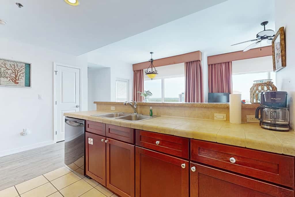 9th-floor condo with lagoon pool, hot tub & large balcony