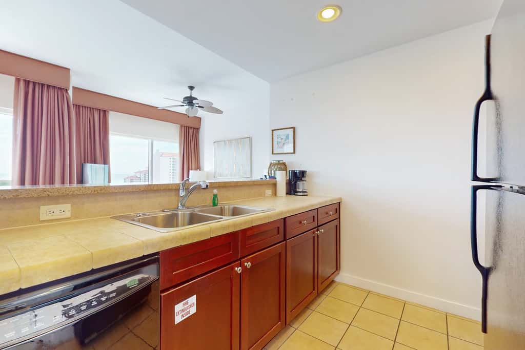 9th-floor condo with lagoon pool, hot tub & large balcony