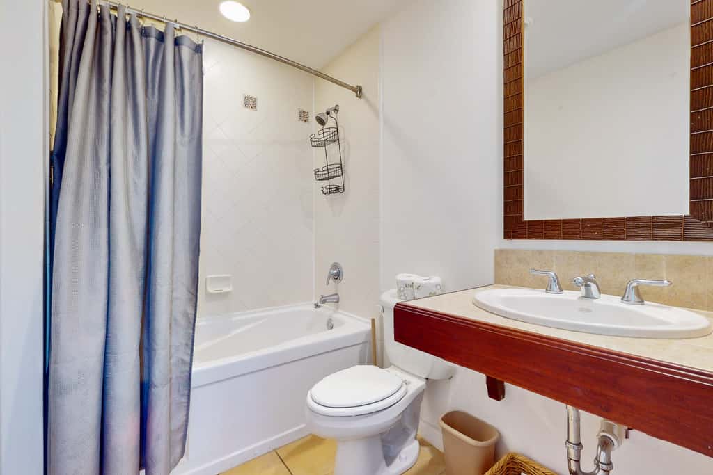 9th-floor condo with lagoon pool, hot tub & large balcony