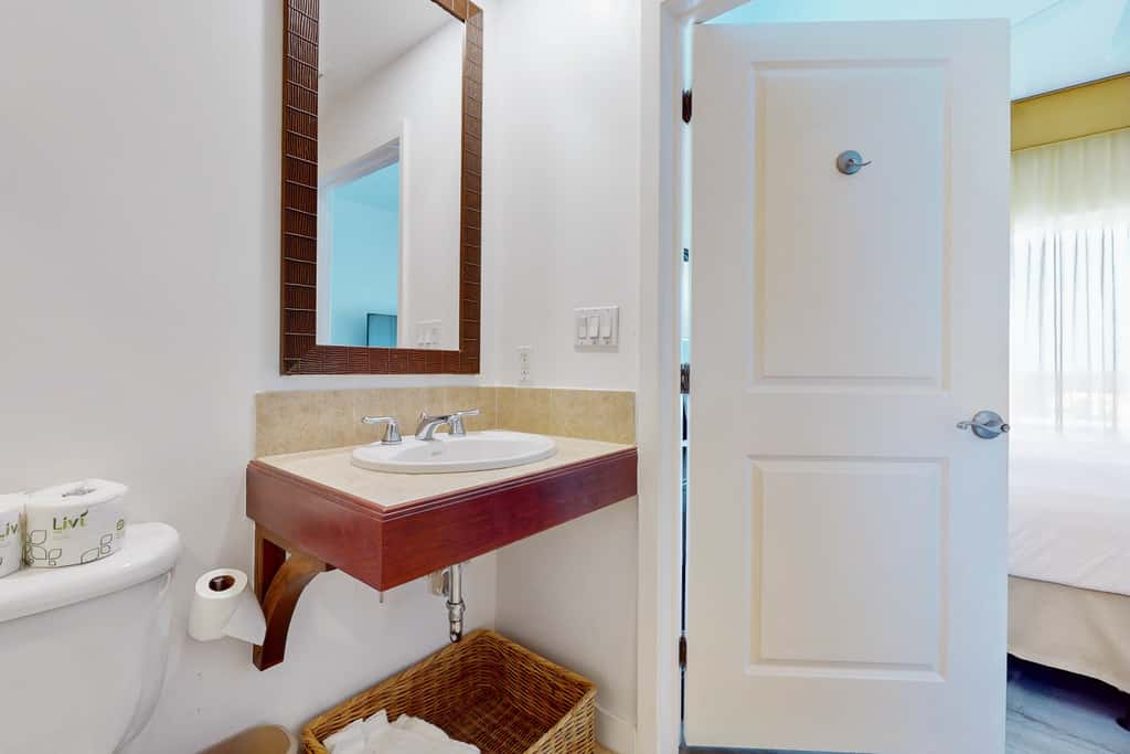 9th-floor condo with lagoon pool, hot tub & large balcony