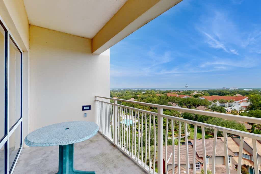 9th-floor condo with lagoon pool, hot tub & large balcony
