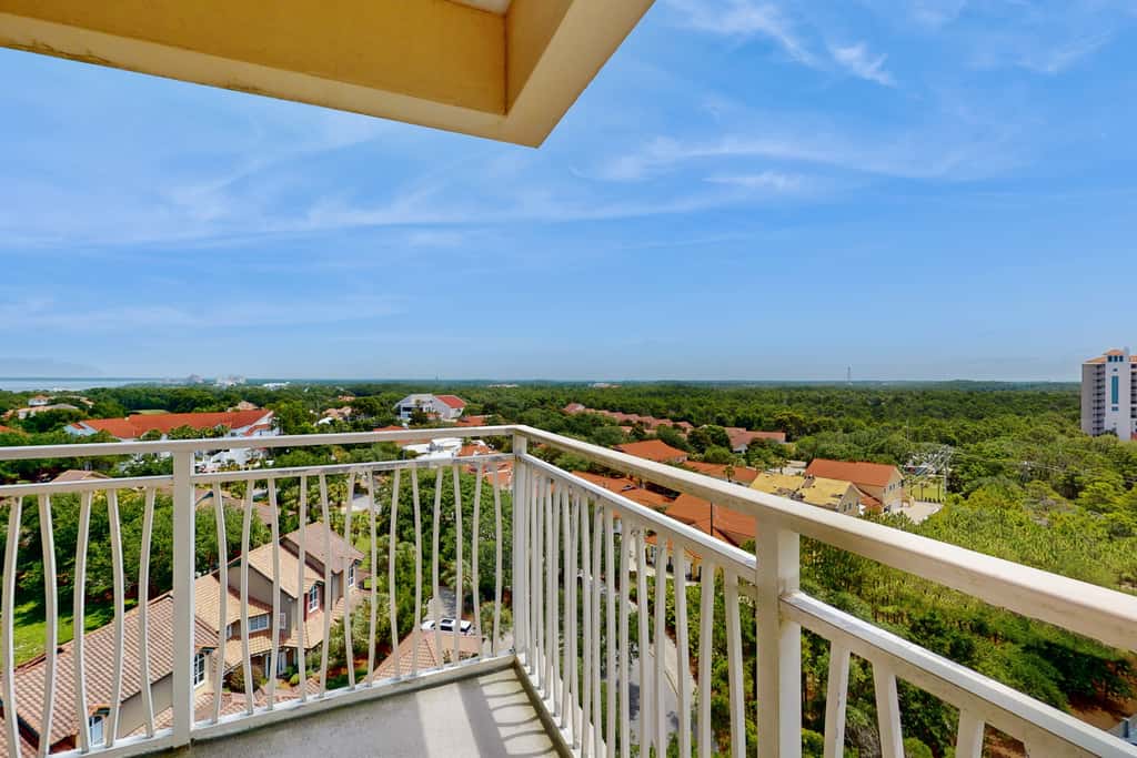 9th-floor condo with lagoon pool, hot tub & large balcony
