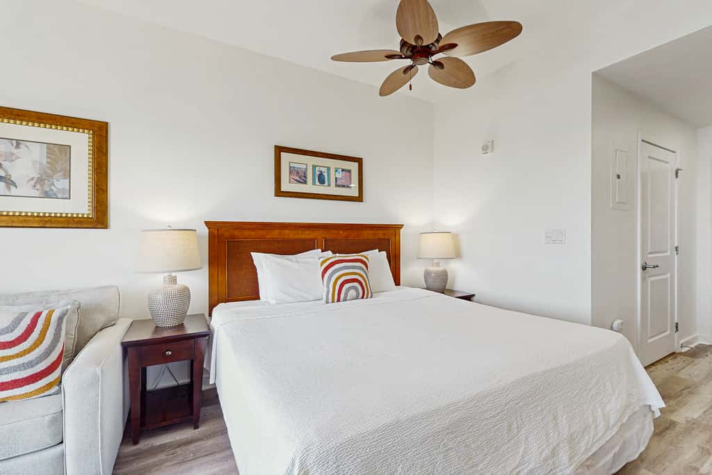 Cozy coastal efficiency with shared pool, hot tub & easy beach access