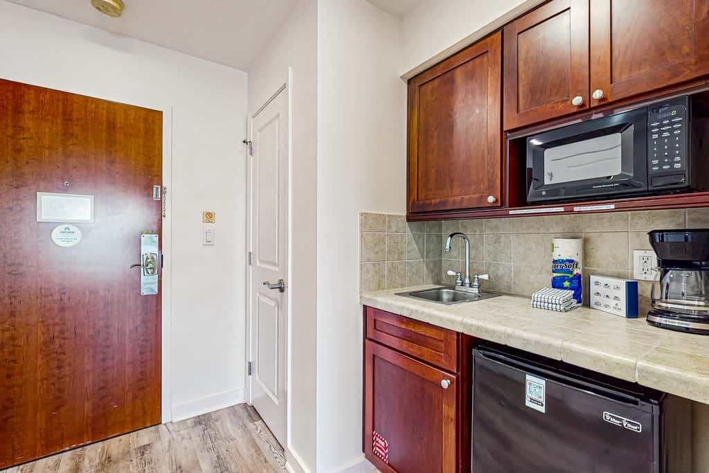 Cozy coastal efficiency with shared pool, hot tub & easy beach access