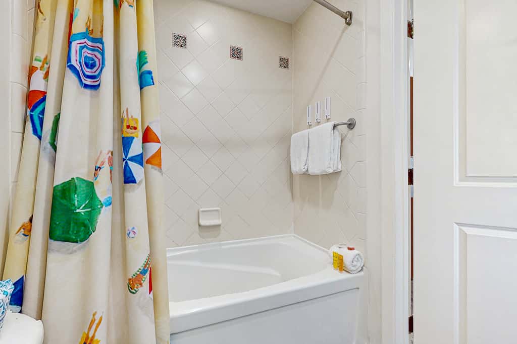 Cozy coastal efficiency with shared pool, hot tub & easy beach access