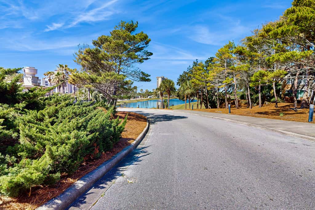 Cozy coastal efficiency with shared pool, hot tub & easy beach access
