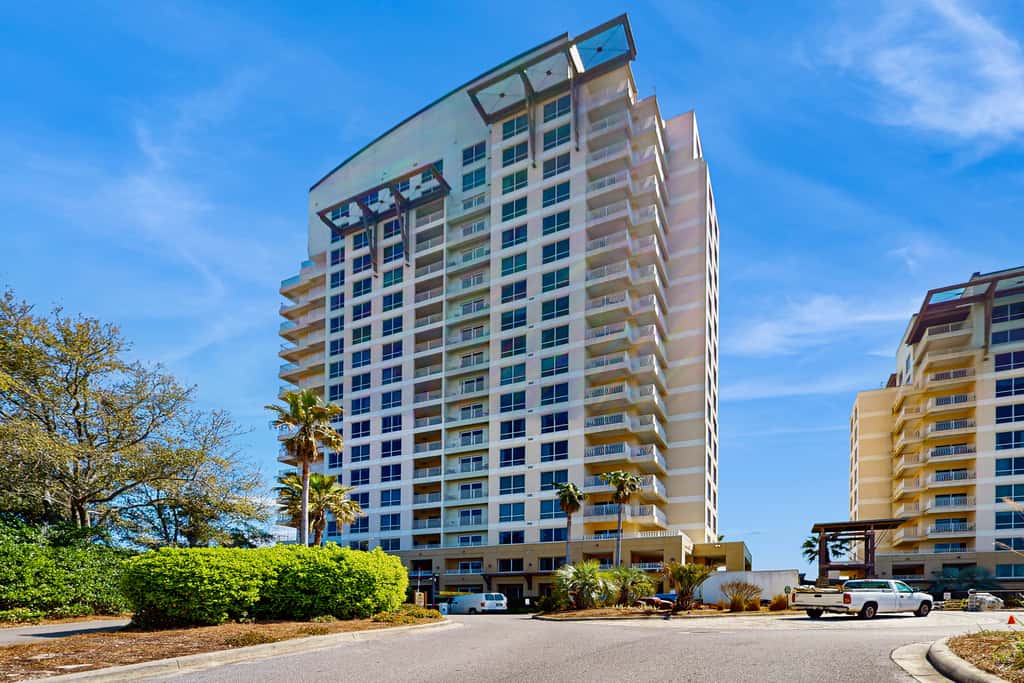 Cozy coastal efficiency with shared pool, hot tub & easy beach access