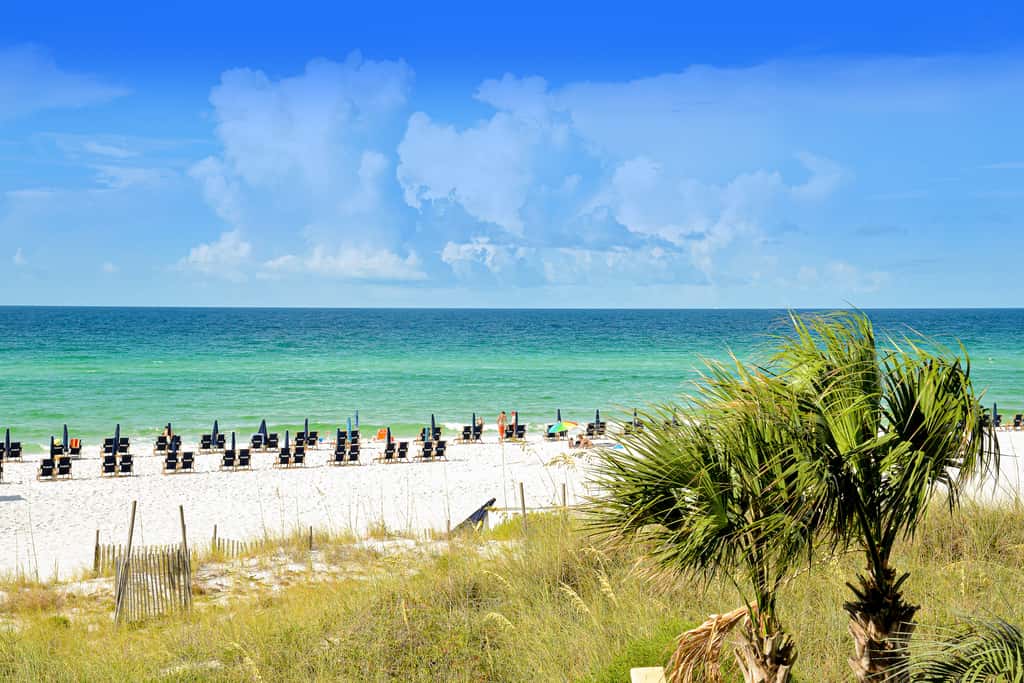 Cozy coastal efficiency with shared pool, hot tub & easy beach access