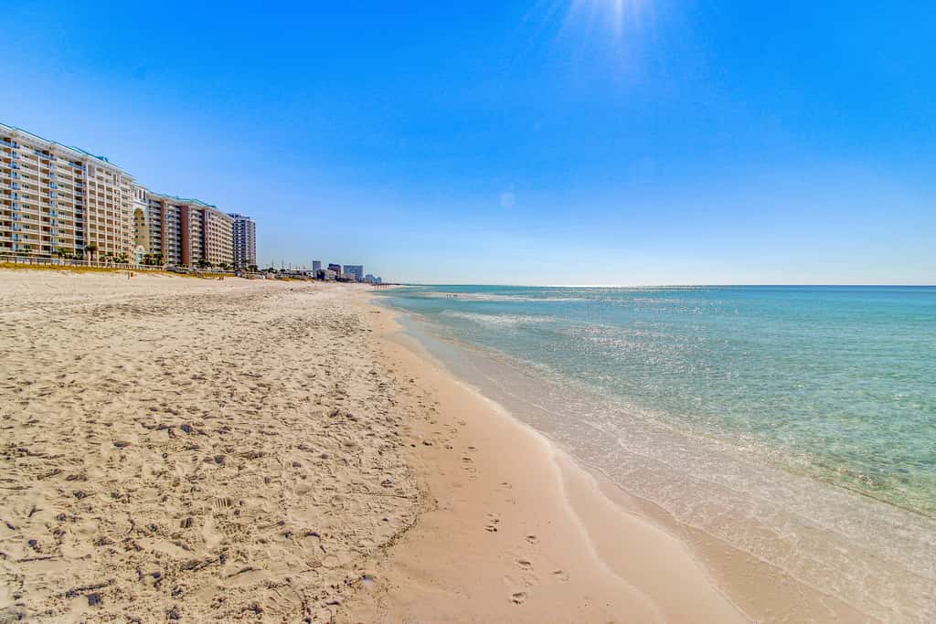 Cozy coastal efficiency with shared pool, hot tub & easy beach access