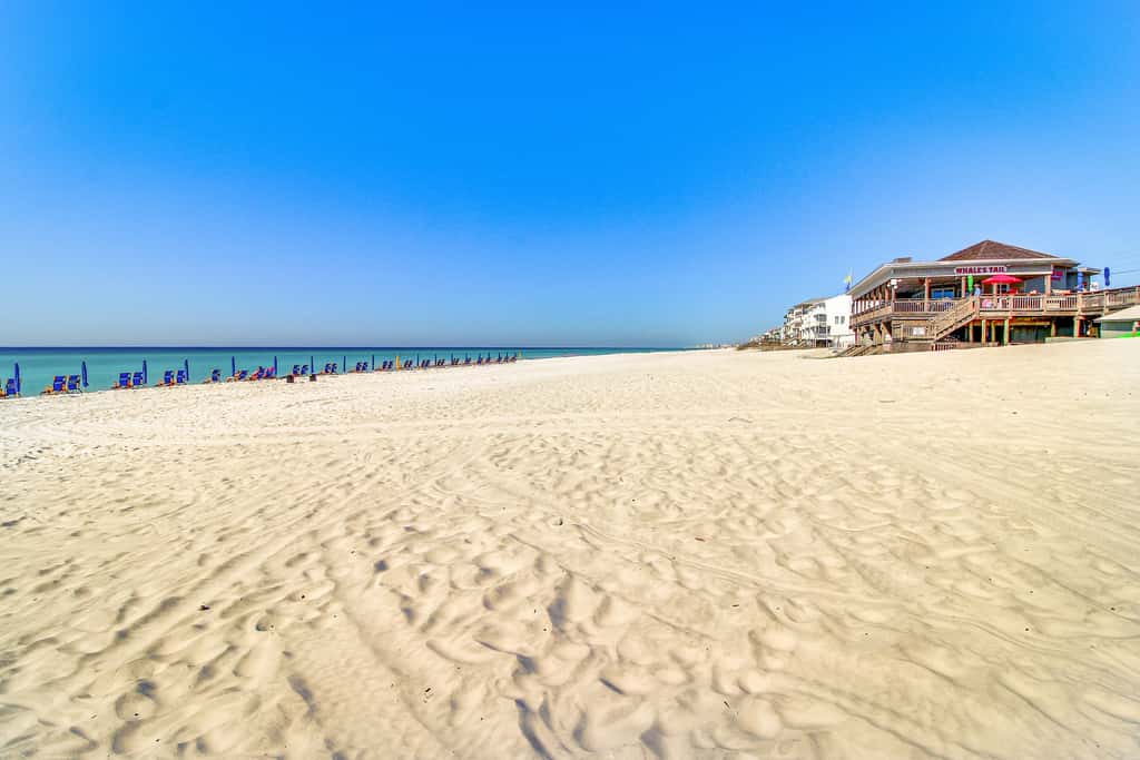 Cozy coastal efficiency with shared pool, hot tub & easy beach access