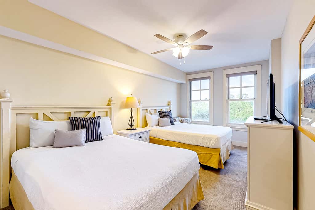 Bright & cozy coastal condo with shared pools, hot tubs, fast WiFi & central AC