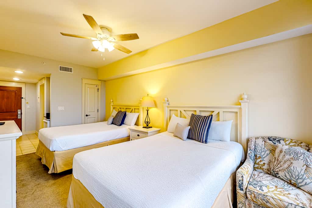 Bright & cozy coastal condo with shared pools, hot tubs, fast WiFi & central AC