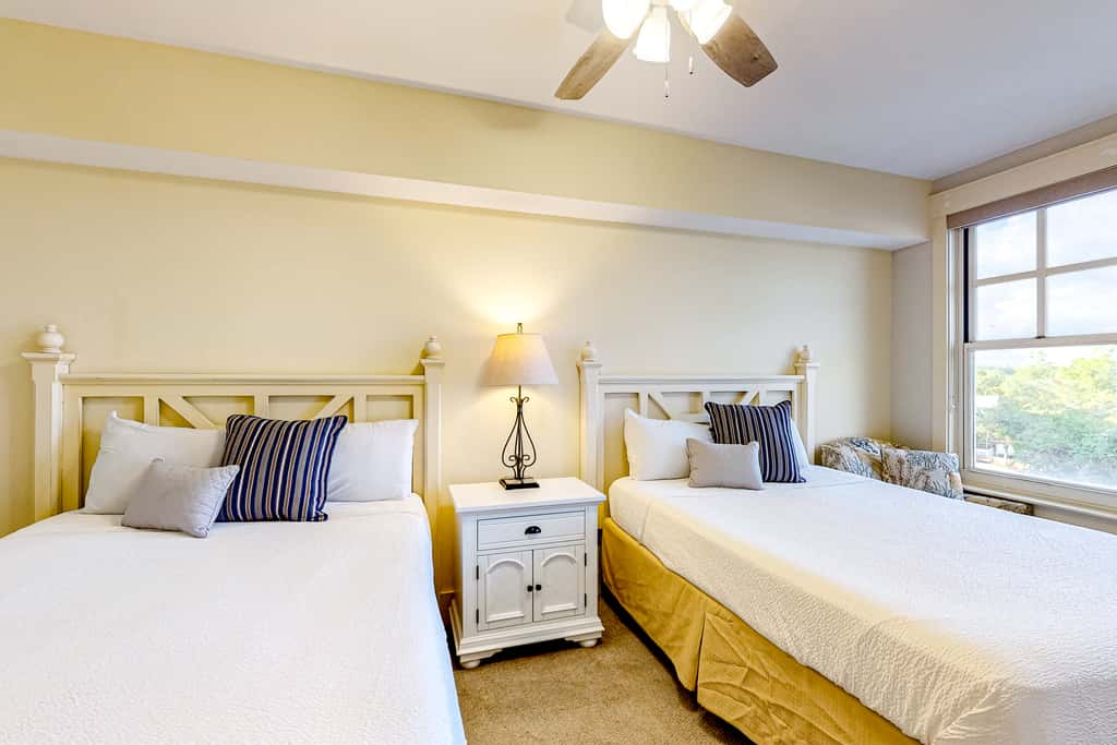 Bright & cozy coastal condo with shared pools, hot tubs, fast WiFi & central AC