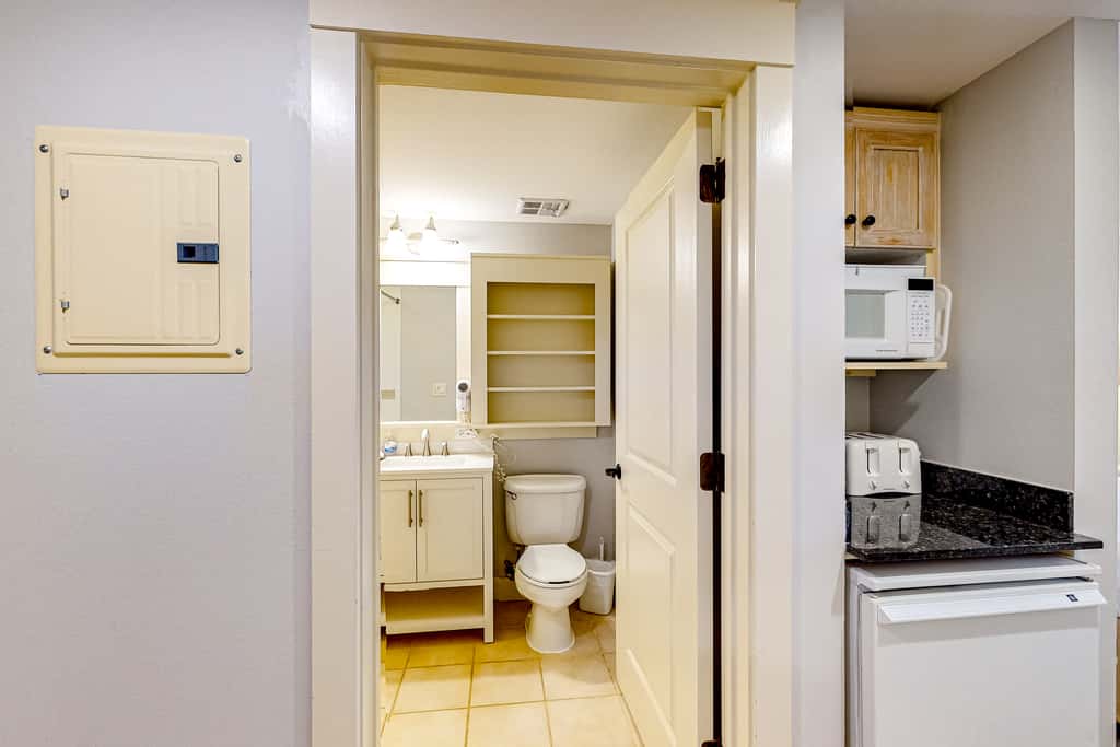 Bright & cozy coastal condo with shared pools, hot tubs, fast WiFi & central AC