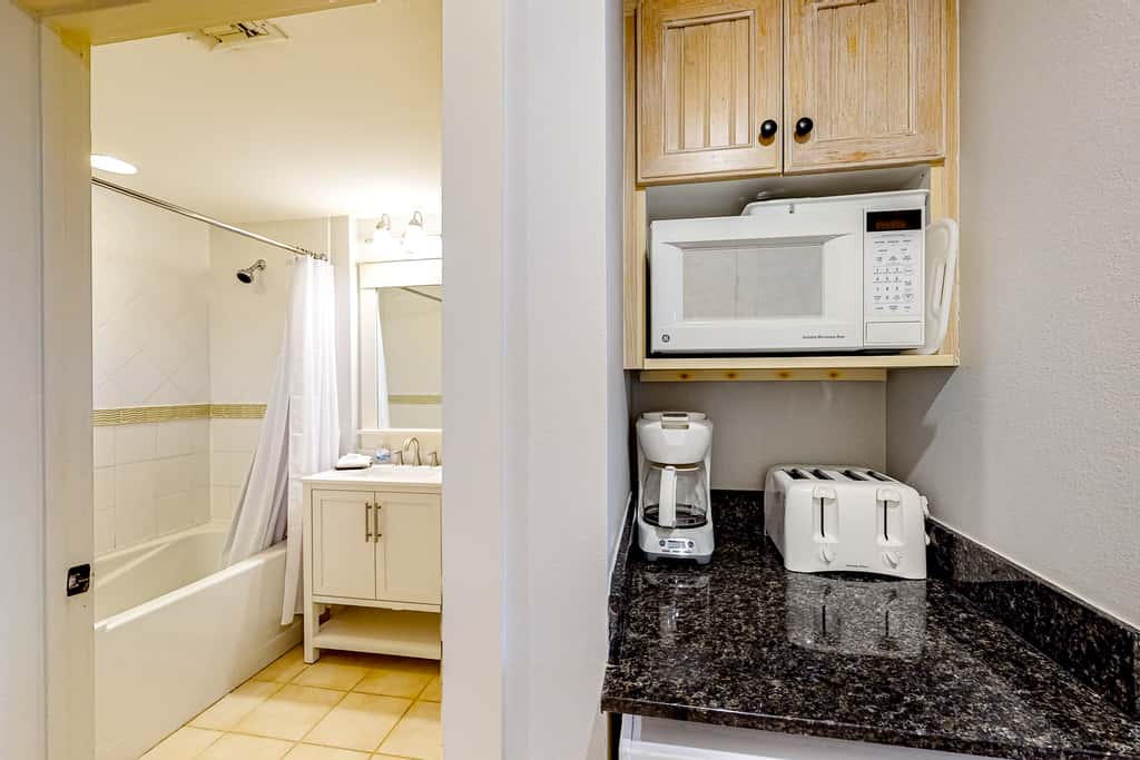 Bright & cozy coastal condo with shared pools, hot tubs, fast WiFi & central AC