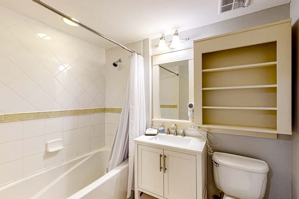 Bright & cozy coastal condo with shared pools, hot tubs, fast WiFi & central AC