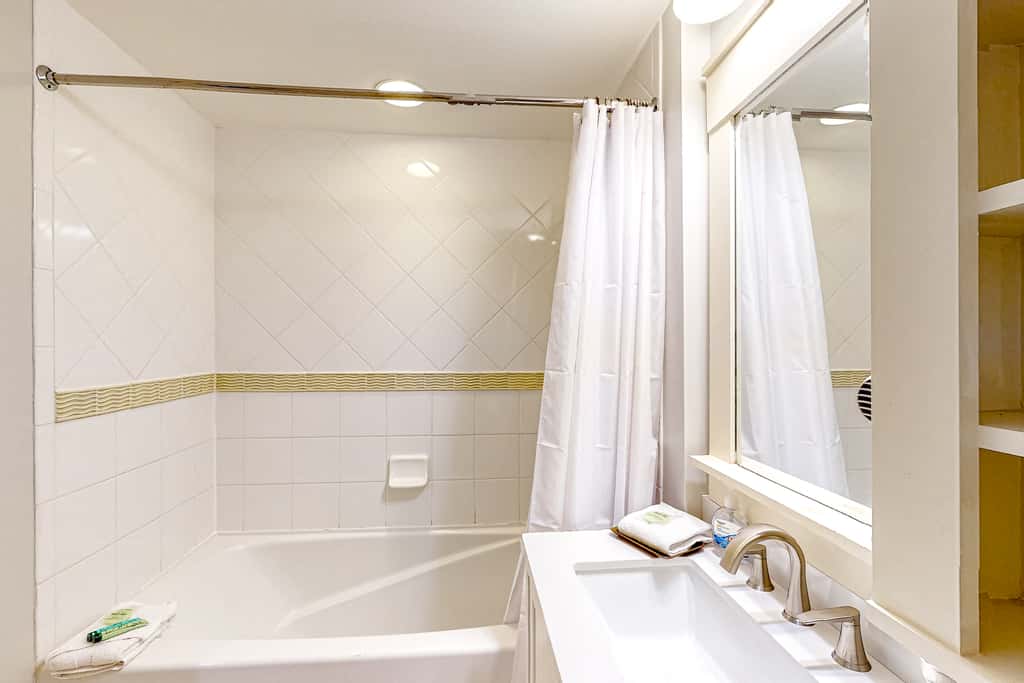 Bright & cozy coastal condo with shared pools, hot tubs, fast WiFi & central AC