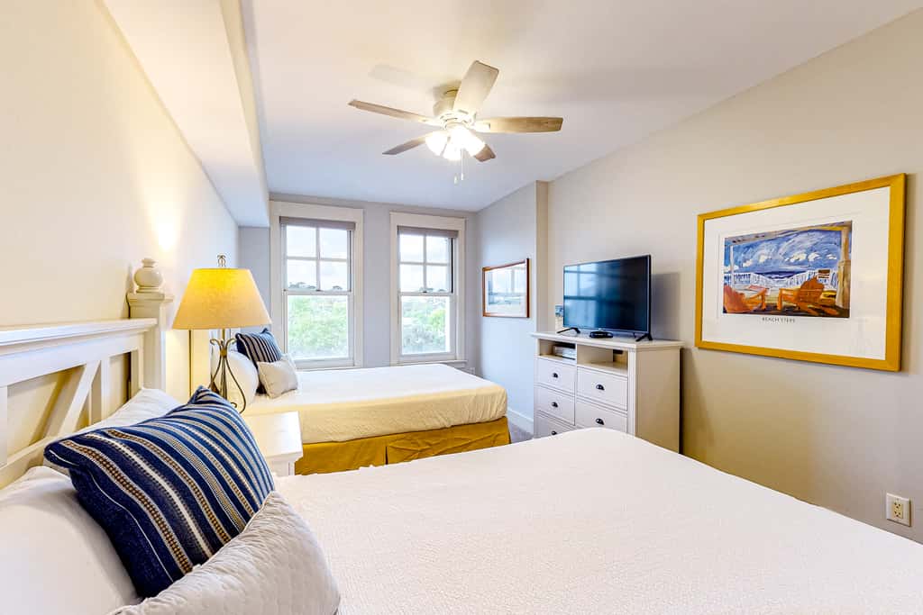 Bright & cozy coastal condo with shared pools, hot tubs, fast WiFi & central AC