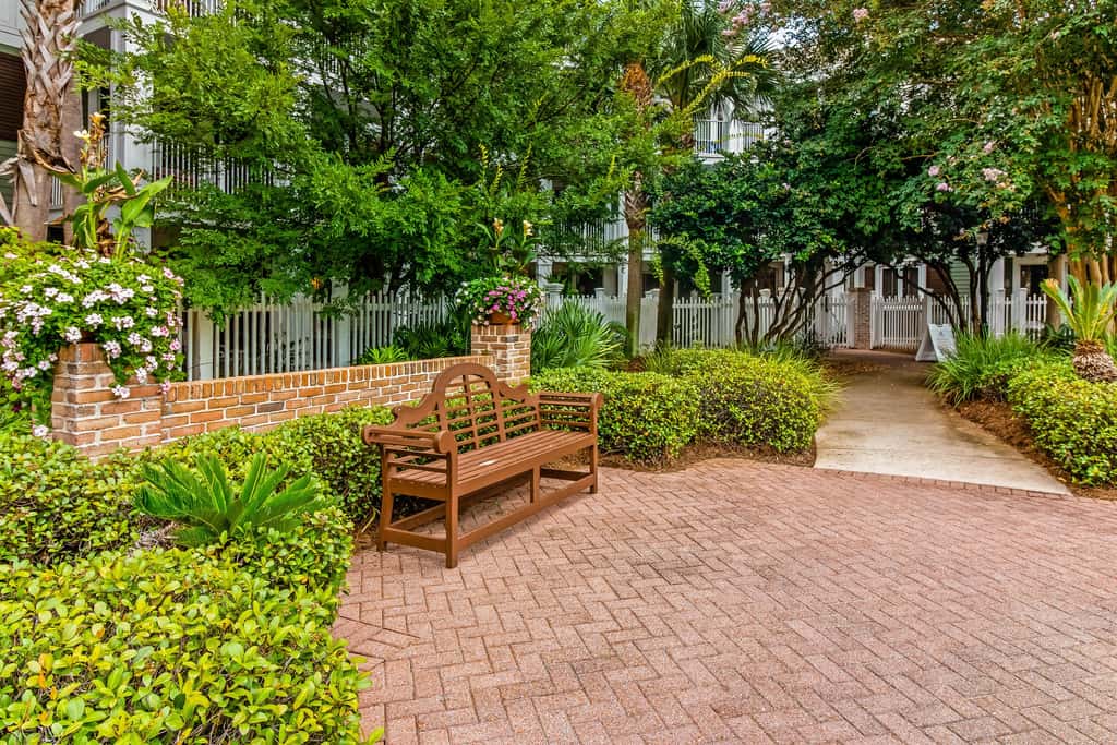 Bright & cozy coastal condo with shared pools, hot tubs, fast WiFi & central AC