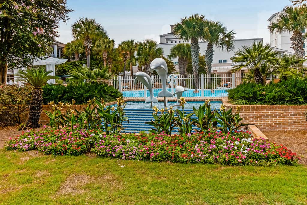 Bright & cozy coastal condo with shared pools, hot tubs, fast WiFi & central AC