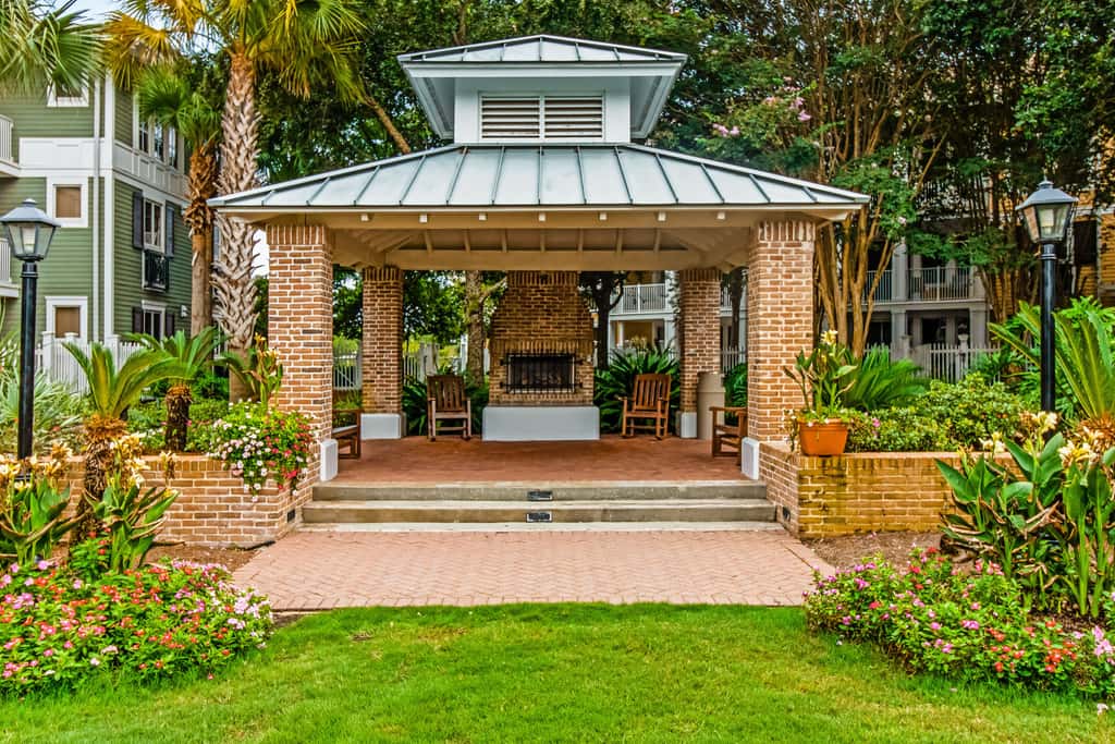 Bright & cozy coastal condo with shared pools, hot tubs, fast WiFi & central AC
