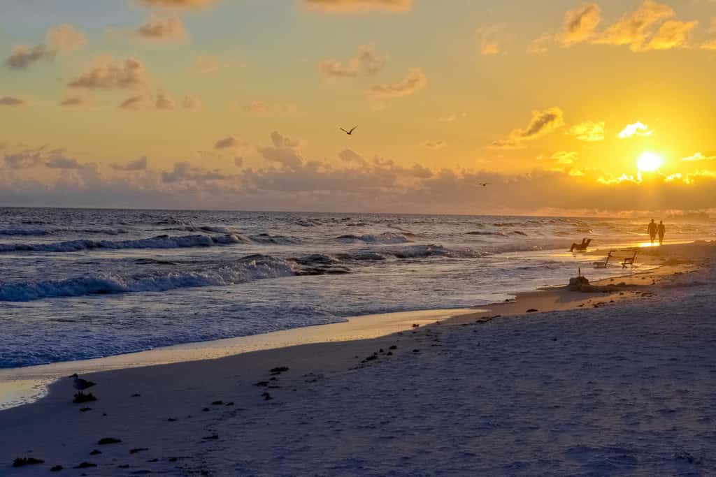 Bright & cozy coastal condo with shared pools, hot tubs, fast WiFi & central AC