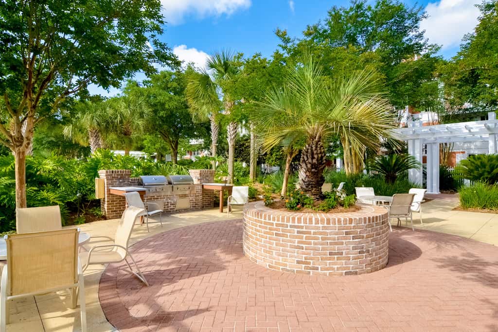 Bright & cozy coastal condo with shared pools, hot tubs, fast WiFi & central AC