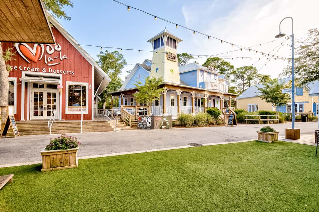 Bright & cozy coastal condo with shared pools, hot tubs, fast WiFi & central AC
