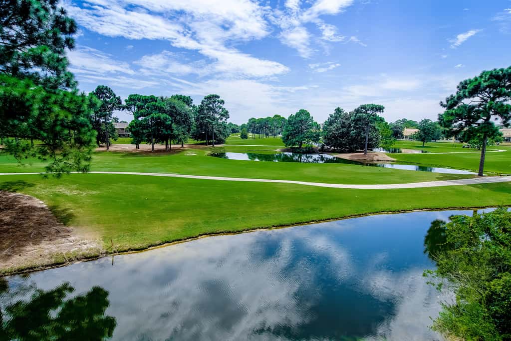 Bright & cozy coastal condo with shared pools, hot tubs, fast WiFi & central AC