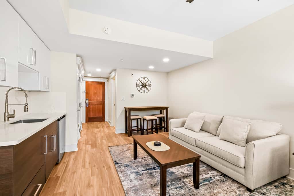 Upscale studio at The Village of Baytowne Wharf with AC, pool, hot tub & gym