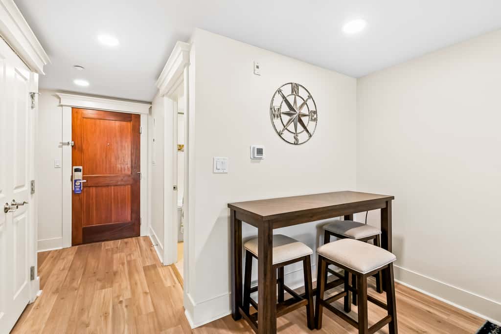 Upscale studio at The Village of Baytowne Wharf with AC, pool, hot tub & gym