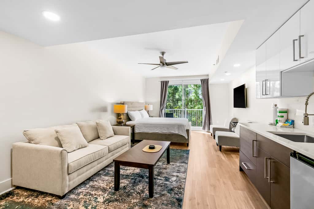 Upscale studio at The Village of Baytowne Wharf with AC, pool, hot tub & gym