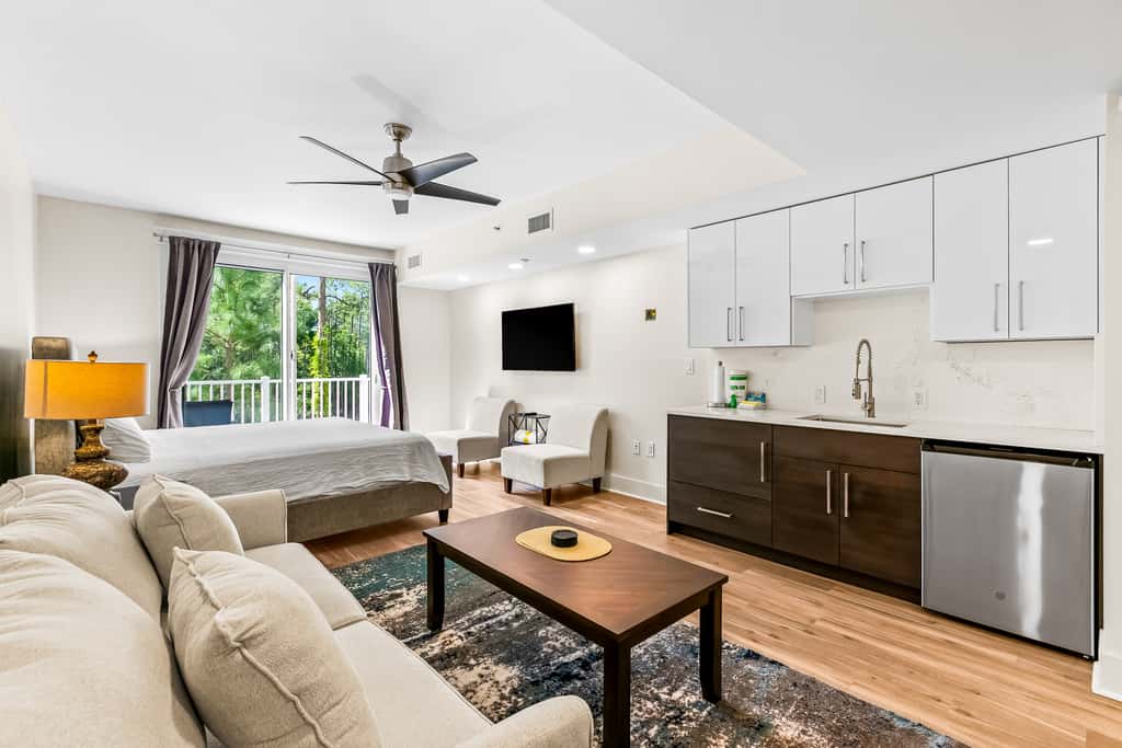 Upscale studio at The Village of Baytowne Wharf with AC, pool, hot tub & gym