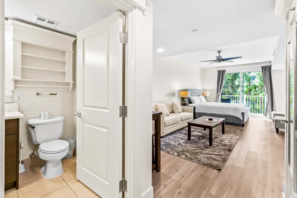 Upscale studio at The Village of Baytowne Wharf with AC, pool, hot tub & gym