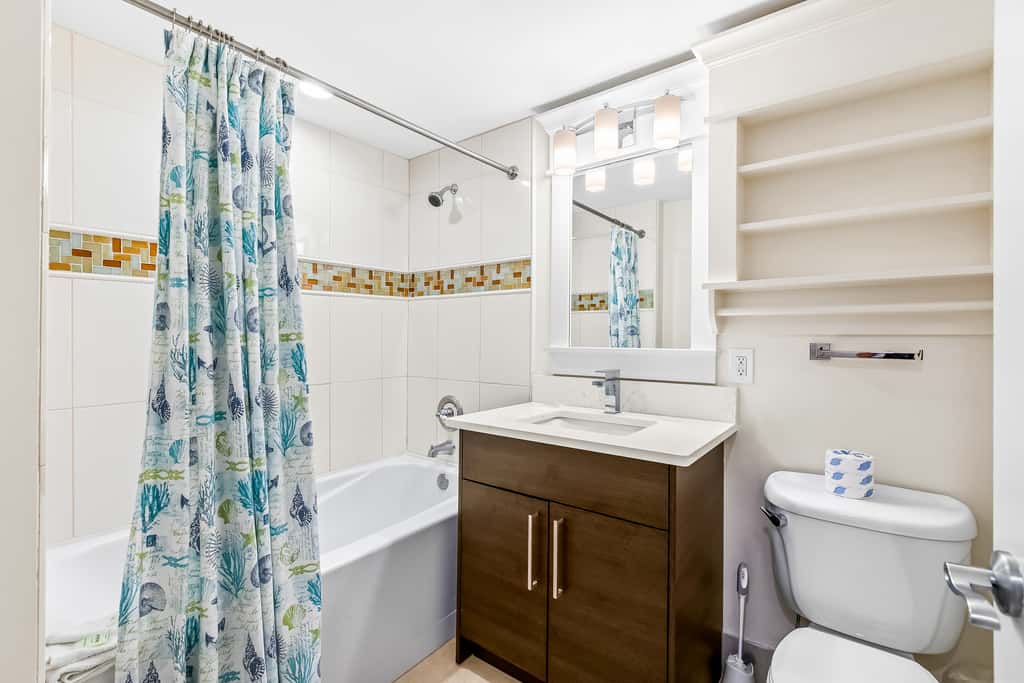 Upscale studio at The Village of Baytowne Wharf with AC, pool, hot tub & gym