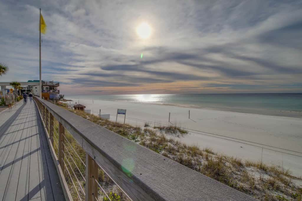 Upscale studio at The Village of Baytowne Wharf with AC, pool, hot tub & gym