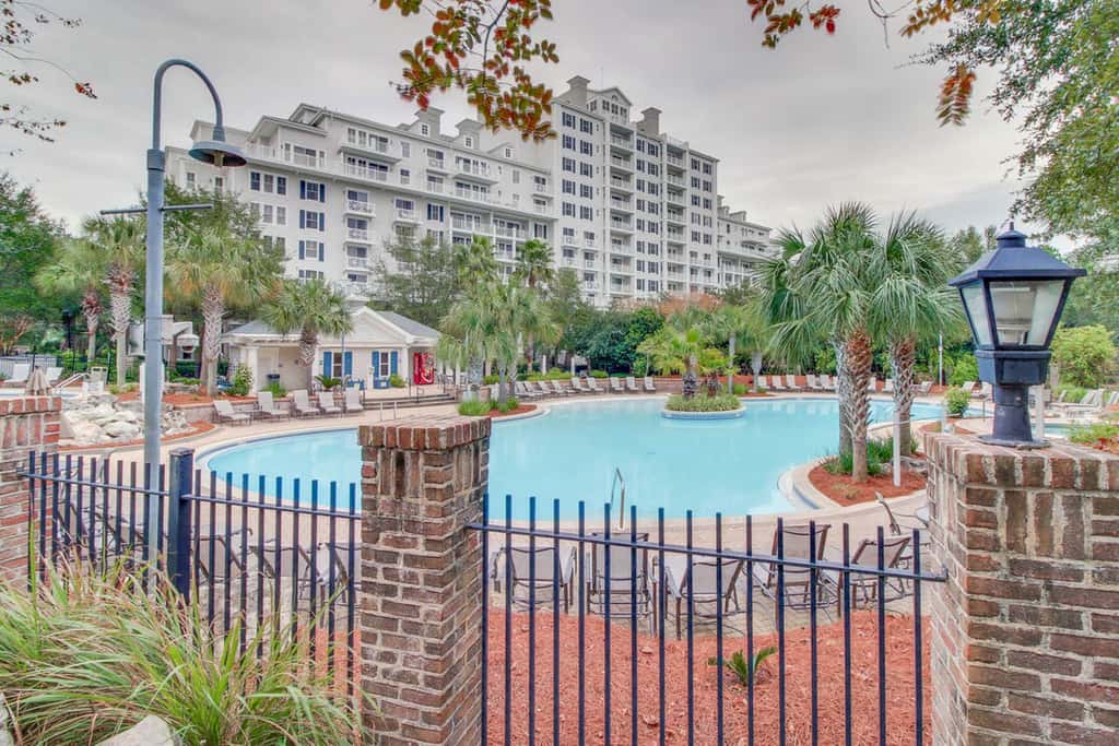Upscale studio at The Village of Baytowne Wharf with AC, pool, hot tub & gym