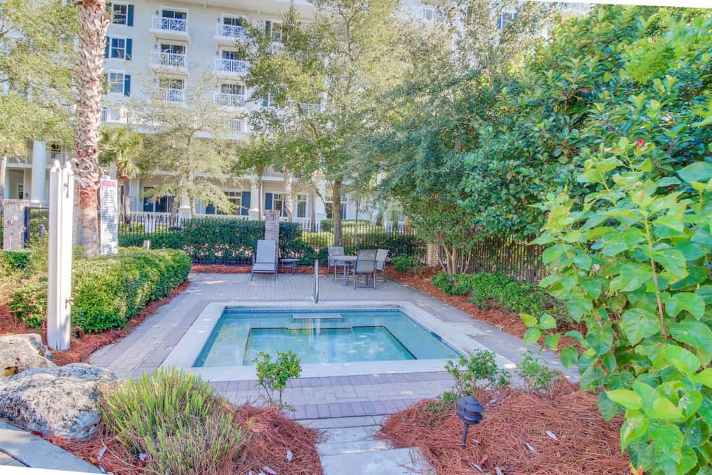 Upscale studio at The Village of Baytowne Wharf with AC, pool, hot tub & gym