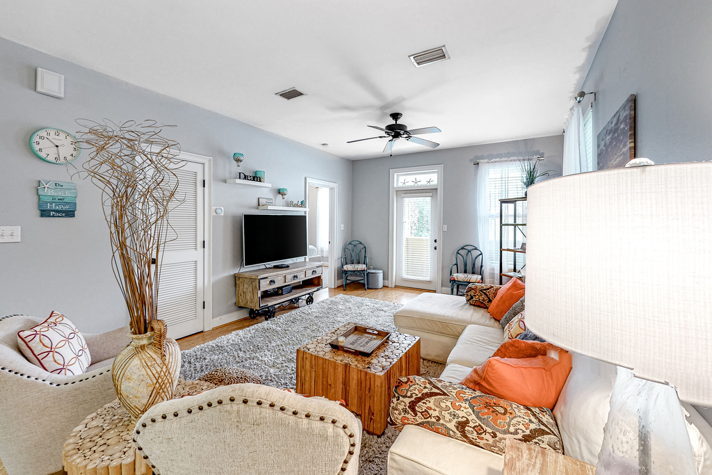 Cute, roomy condo with fast WiFi, AC, balcony, pool, & heated toilet seats
