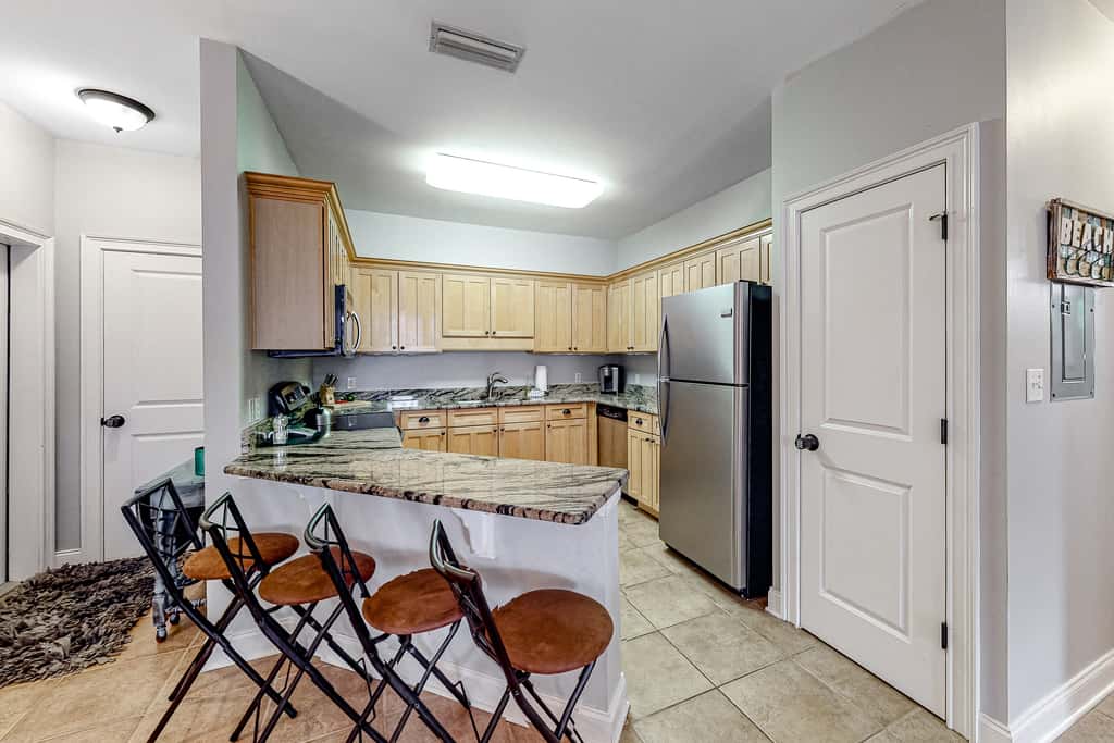 Cute, roomy condo with fast WiFi, AC, balcony, pool, & heated toilet seats