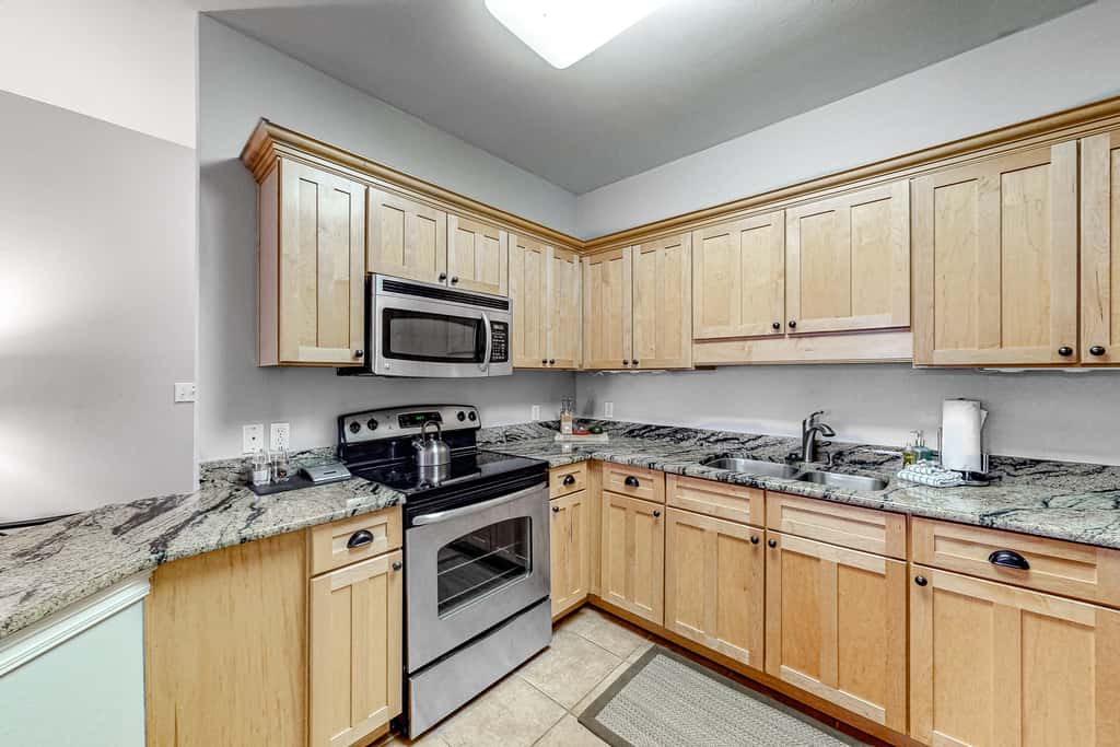 Cute, roomy condo with fast WiFi, AC, balcony, pool, & heated toilet seats