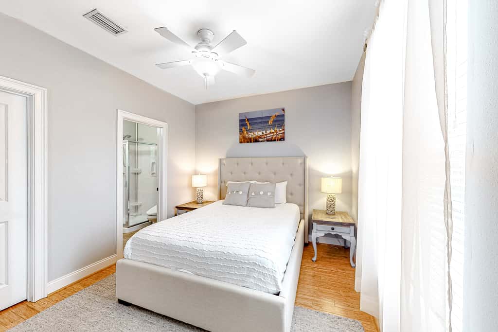 Cute, roomy condo with fast WiFi, AC, balcony, pool, & heated toilet seats