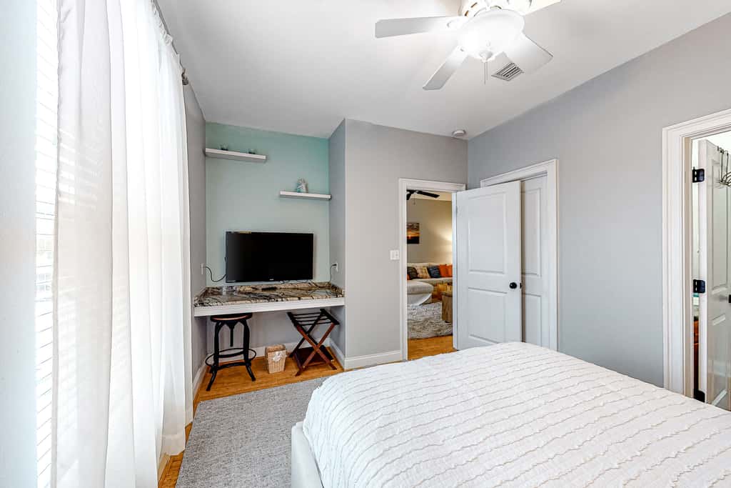 Cute, roomy condo with fast WiFi, AC, balcony, pool, & heated toilet seats