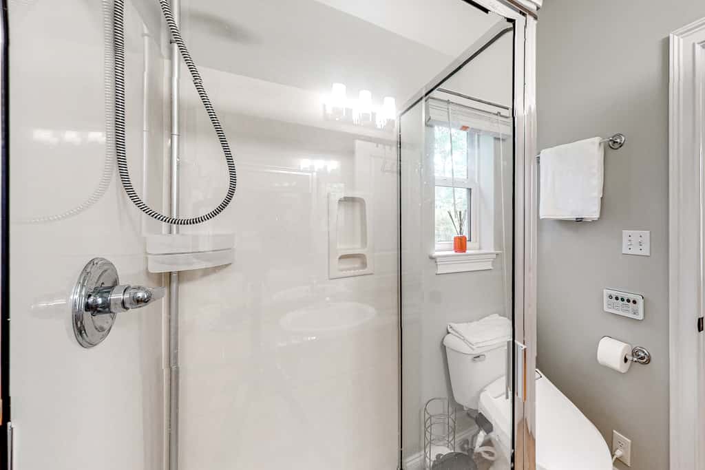 Cute, roomy condo with fast WiFi, AC, balcony, pool, & heated toilet seats